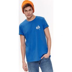 T-shirt z nadrukiem. Niebieskie t-shirty męskie Top Secret, na lato, xl, z nadrukiem, z bawełny, z okrągłym kołnierzem, krótkie. W wyprzedaży za 14,99 zł.