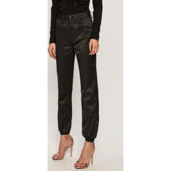 Guess Jeans - Spodnie. Czarne spodnie damskie Guess Jeans, z aplikacjami, z elastanu, z podwyższonym stanem. Za 559,90 zł.