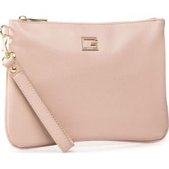 Kosmetyczka GUESS - Nohea Accessories PWNOHE P0302 RWO. Różowe kosmetyczki męskie Guess, z aplikacjami, ze skóry ekologicznej. Za 199,00 zł.