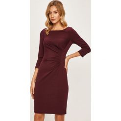 Dkny - Sukienka. Czerwone sukienki damskie DKNY, do pracy, s, z haftami, z poliesteru, biznesowe, z okrągłym kołnierzem, bez rękawów, mini, dopasowane. W wyprzedaży za 399,90 zł.