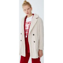 Długi płaszcz ze skręconego sztucznego futerka. Szare płaszcze damskie pastelowe Pull&Bear. Za 199,00 zł.