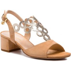 Sandały SOLO FEMME - 73406-01-I57/I69-07-00 Beż/Złoty. Żółte klapki damskie Solo Femme, bez wzorów, ze skóry, bez obcasa, na obcasie. W wyprzedaży za 239,00 zł.