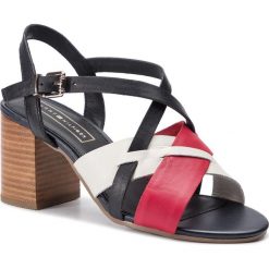 Sandały TOMMY HILFIGER - Interwoven Pattern Mid Heel FW0FW04050 Rwb 020. Niebieskie klapki damskie TOMMY HILFIGER, bez wzorów, ze skóry, bez obcasa, na obcasie. W wyprzedaży za 399,00 zł.