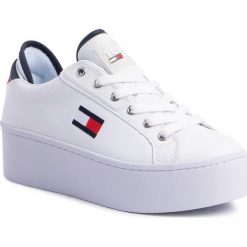 Sneakersy TOMMY JEANS - Flatform Tommy Jeans Sneaker EN0EN00718 Rwb 0K5. Białe półbuty damskie Tommy Jeans, z jeansu. Za 449,00 zł.