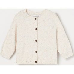 Wzorzysty sweter z zapięciem na guziki - Kremowy. Białe swetry damskie Reserved, bez wzorów, bez rękawów, bez kaptura. Za 49,99 zł.