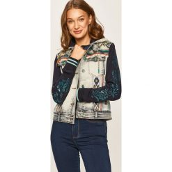 Desigual - Kurtka. Niebieskie kurtki damskie Desigual, z haftami, z elastanu, krótkie, z kapturem. Za 599,90 zł.