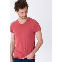 T-shirt z kieszenią - Czerwony. Czerwone t-shirty męskie House, s, bez wzorów, bez kołnierzyka. Za 35,99 zł.