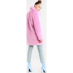 Ivyrevel MINX Krótki płaszcz pink. Różowe płaszcze damskie marki Ivyrevel, z poliesteru, krótkie. W wyprzedaży za 359,50 zł.
