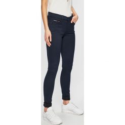 Tommy Jeans - Jeansy. Niebieskie jeansy damskie Tommy Jeans. W wyprzedaży za 419,90 zł.