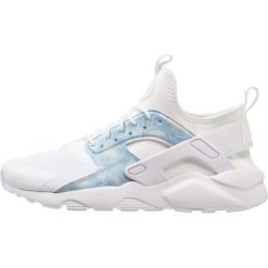 Nike Sportswear AIR HUARACHE RUN ULTRA Tenisówki i Trampki white/royal tint. Białe tenisówki męskie Nike Sportswear, z materiału. W wyprzedaży za 373,15 zł.