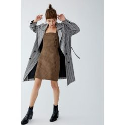 Sukienka w kratkę vichy. Czarne sukienki damskie Pull&Bear, w kratkę, bez kołnierzyka, bez rękawów. Za 79,90 zł.