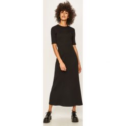 Calvin Klein - Sukienka. Szare sukienki damskie Calvin Klein, na co dzień, s, bez wzorów, z bawełny, casualowe, z okrągłym kołnierzem, z krótkim rękawem, krótkie, midi, proste. Za 539,90 zł.