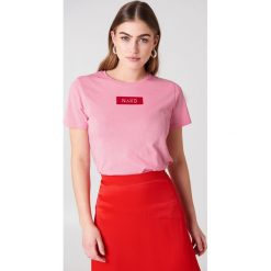 NA-KD T-shirt NA-KD Logo - Pink. Różowe t-shirty damskie marki NA-KD, z bawełny, klasyczne, z klasycznym kołnierzykiem. W wyprzedaży za 30,47 zł.