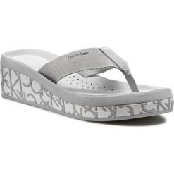 Japonki CALVIN KLEIN - Mulan N12028 Glacier. Szare klapki damskie Calvin Klein, bez wzorów, ze skóry ekologicznej, bez obcasa, na obcasie. W wyprzedaży za 249,00 zł.