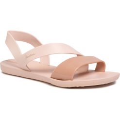 Sandały IPANEMA - Vibe Sandal Fem 82429 Pink/Pink Metallic 24708. Różowe klapki damskie Ipanema, bez wzorów, z tworzywa sztucznego, bez obcasa. W wyprzedaży za 89,00 zł.
