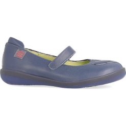 Skórzane baleriny w kolorze niebieskim z paskiem. Niebieskie baleriny dziewczęce Agatha Ruiz de la Prada, z aplikacjami, bez obcasa. W wyprzedaży za 172,95 zł.