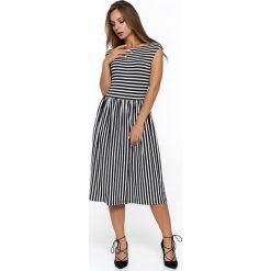 Sukienka w kolorze czarnym ze wzorem. Czarne sukienki damskie Bessa, Moonlight, l, w paski, bez kołnierzyka, bez rękawów, midi. W wyprzedaży za 119,95 zł.