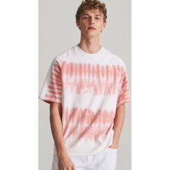 Bluza tie-dye z krótkim rękawem - Różowy. Różowe bluzy męskie Reserved, s, bez wzorów, bez kołnierzyka, z krótkim rękawem, krótkie, bez kaptura. Za 99,99 zł.