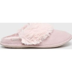 Crocs - Kapcie. Różowe kapcie damskie Crocs, z gumy. W wyprzedaży za 149,90 zł.