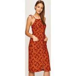 Glamorous - Sukienka. Pomarańczowe sukienki damskie Glamorous, na co dzień, s, bez wzorów, z wiskozy, casualowe, bez kołnierzyka, bez rękawów, midi, proste. Za 179,90 zł.