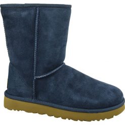UGG Classic Short II 1016223-NAVY. Niebieskie śniegowce damskie Ugg, na zimę, ze skóry, bez zapięcia. W wyprzedaży za 899,99 zł.