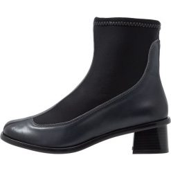 Neosens ELVIRA Botki bottle. Szare botki damskie marki Neosens, ze skóry, klasyczne, bez obcasa, bez zapięcia. Za 749,00 zł.