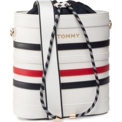 Torebka TOMMY HILFIGER - Item Staple Bucket AW0AW08310 0K5. Białe torebki klasyczne damskie TOMMY HILFIGER, bez wzorów, ze skóry ekologicznej, klasyczne, bez dodatków. Za 579,00 zł.