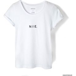 T-shirt biały NIE. Białe bluzki damskie na imprezę Pakamera, z napisami, z klasycznym kołnierzykiem. Za 79,00 zł.