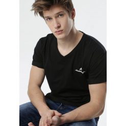 Czarna Koszulka Arasine. Czarne koszulki męskie Born2be, xl, z napisami, z dzianiny, eleganckie, bez kołnierzyka, z krótkim rękawem, krótkie. Za 49,99 zł.