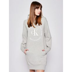 Sukienka dzianinowa Calvin Klein Jeans Logo Hooded J20J213596. Szare sukienki damskie Calvin Klein Jeans, xl, bez wzorów, z bawełny, bez kołnierzyka, bez rękawów. Za 499,00 zł.