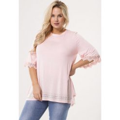 Różowa Bluzka Humid. Różowe bluzki damskie Born2be, xl, bez wzorów, z koronki, z okrągłym kołnierzem, z krótkim rękawem. Za 39,99 zł.