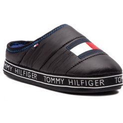 Kapcie TOMMY HILFIGER - Flag Patch Downslipper FM0FM02004 Black 990. Czarne kapcie męskie marki TOMMY HILFIGER, bez wzorów, z tworzywa sztucznego. Za 229,00 zł.