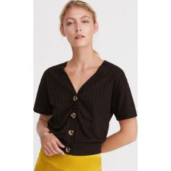 T-shirt z guzikami - Brązowy. Pomarańczowe t-shirty damskie Reserved, s, bez wzorów, bez kołnierzyka. W wyprzedaży za 39,99 zł.