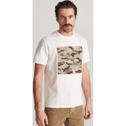T-shirt z naszywką - Kremowy. Białe t-shirty damskie Reserved, s, z aplikacjami, bez kołnierzyka. Za 49,99 zł.