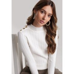 Biały Sweter Adothera. Białe bluzy damskie Renee, s, bez wzorów, casualowe, bez rękawów, bez kaptura. Za 99,99 zł.