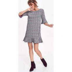Sukienka z falbankami. Szare sukienki damskie Top Secret, na co dzień, w kratkę, z tkaniny, eleganckie, z falbankami, bez rękawów, proste. W wyprzedaży za 99,99 zł.