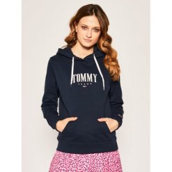 Bluza Tommy Jeans Essential DW0DW07974. Różowe bluzy damskie Tommy Jeans, l, bez wzorów, z bawełny, bez rękawów, bez kaptura. W wyprzedaży za 359,00 zł.