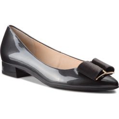 Półbuty HÖGL - 6-102085 Darkgrey 6600. Szare półbuty damskie lakierowane marki HÖGL, z lakierowanej skóry, na płaskiej podeszwie. W wyprzedaży za 389,00 zł.