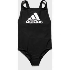 Adidas Performance - Strój kąpielowy dziecięcy 128-170 cm. Czarne stroje kąpielowe dziewczęce adidas Performance, z nadrukiem, z elastanu. W wyprzedaży za 44,90 zł.