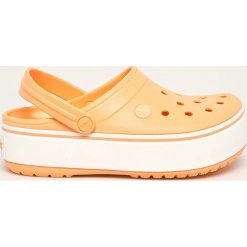 Crocs - Klapki. Pomarańczowe klapki damskie Crocs, bez wzorów, z gumy, bez obcasa, na obcasie. W wyprzedaży za 189,90 zł.