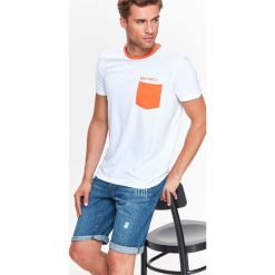 T-SHIRT MĘSKI Z KONTRASTOWĄ KIESZENIĄ. Białe t-shirty męskie Top Secret, na zimę, xl, bez wzorów, z bawełny, z kontrastowym kołnierzykiem. W wyprzedaży za 19,99 zł.