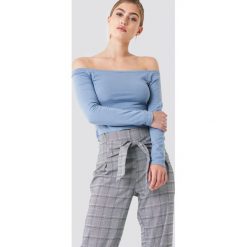NA-KD Basic Top z odkrytymi ramionami - Blue. Niebieskie topy damskie NA-KD Basic, bez wzorów, z klasycznym kołnierzykiem. W wyprzedaży za 51,06 zł.