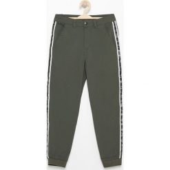 Spodnie chłopięce: Spodnie jogger z lampasami – Khaki