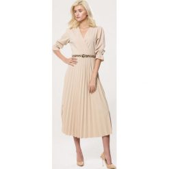 Beżowa Sukienka Willowy. Brązowe sukienki damskie Born2be, s, w paski, eleganckie, bez kołnierzyka, bez rękawów, maxi, plisowane. Za 109,99 zł.