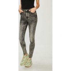 Jacqueline de Yong - Jeansy Gaby. Szare jeansy damskie z wysokim stanem marki Jacqueline de Yong, z elastanu. Za 129,90 zł.