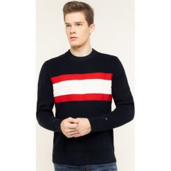 Sweter TOMMY HILFIGER Ribbed Chest Stripe MW0MW12263. Niebieskie swetry męskie TOMMY HILFIGER, xxl, bez wzorów, z bawełny, klasyczne, z klasycznym kołnierzykiem, bez kaptura. W wyprzedaży za 389,00 zł.
