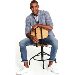 Koszula w mikro kratkę z kołnierzem button down. Niebieskie koszule męskie Top Secret, na zimę, m, w kratkę, z jeansu, button down, bez rękawów. W wyprzedaży za 54,99 zł.