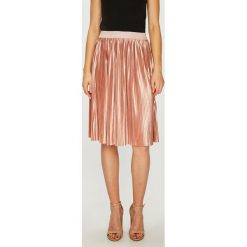Guess Jeans - Spódnica Adele. Różowe spódniczki damskie Guess Jeans, s, z aplikacjami, z poliesteru, mini, rozkloszowane. W wyprzedaży za 239,90 zł.