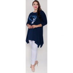 Granatowa asymetryczna tunika aplikacje MODA XXL. Czerwone bluzki damskie Moda Size Plus Iwanek, xxl, z aplikacjami, z elastanu, klasyczne, z klasycznym kołnierzykiem, plus size, bez rękawów. Za 129,00 zł.