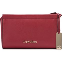 Calvin Klein Enfold Cross body bag Czerwony. Czerwone torebki klasyczne damskie Calvin Klein, w paski, z materiału, bez dodatków. Za 318,95 zł.